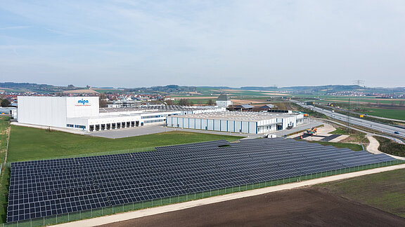Het nieuwe zonnepark bij het hoofdkantoor van Mipa in Essenbach.