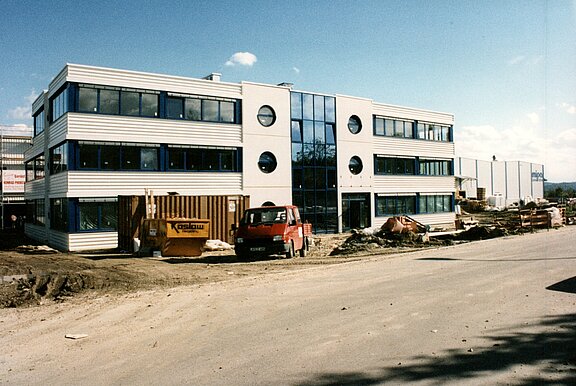 Nieuw gebouw in Essenbach in 1995 Nieuw gebouw in Essenbach in 1995